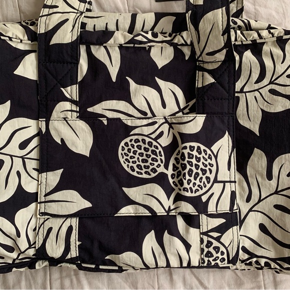 Aloha Collection Holomua Weekender Black and Cream Print Women's Bag New - Picture 3 of 5